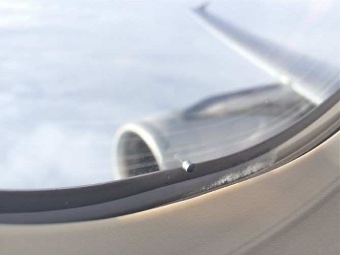 Дырка в окне самолета