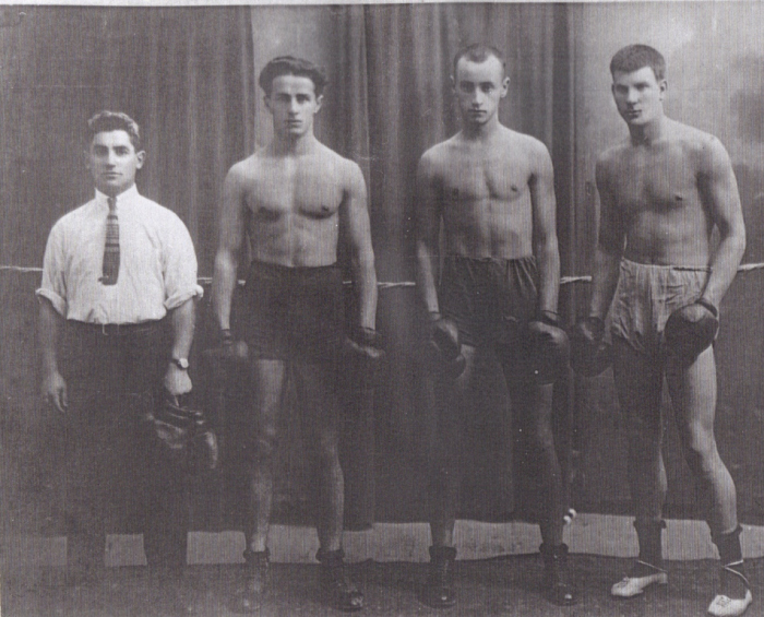 Сидней Джексон с боксерами общества "Фортуна". 1925 год. © isrageo.com