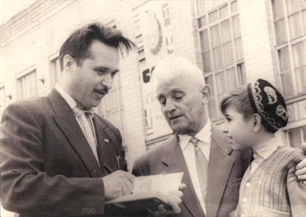 Сидней Джексон со своим воспитанником, писателем Георгием Свиридовым, и его сыном Сашей. © isrageo.com