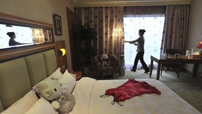 Назван быстрый способ обнаружить скрытые камеры в номере отеля - ecomamochka.ru | Новости