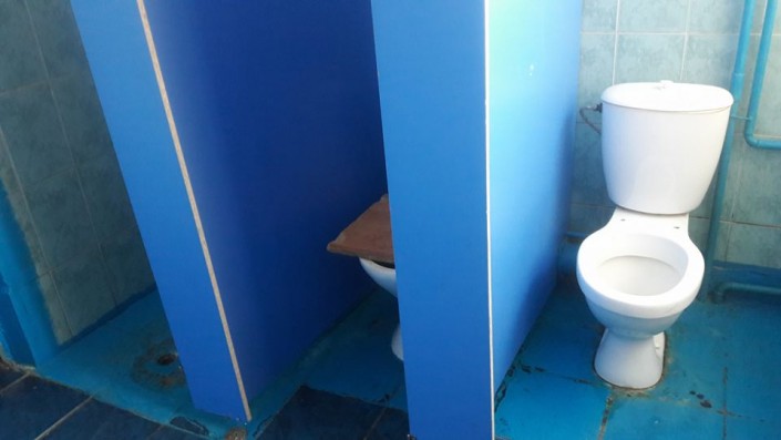 Вк школа туалет. Унитаз в школе. Унитазы для школьных туалетов. Санузел в школе.
