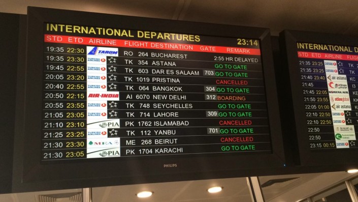 Табло аэропорта сабиха стамбул прилет. Табло вылета Стамбул новый аэропорт. Аэропорт Стамбула табло. Стамбул новый аэропорт табло. Табло рейсов в аэропорту Стамбула.