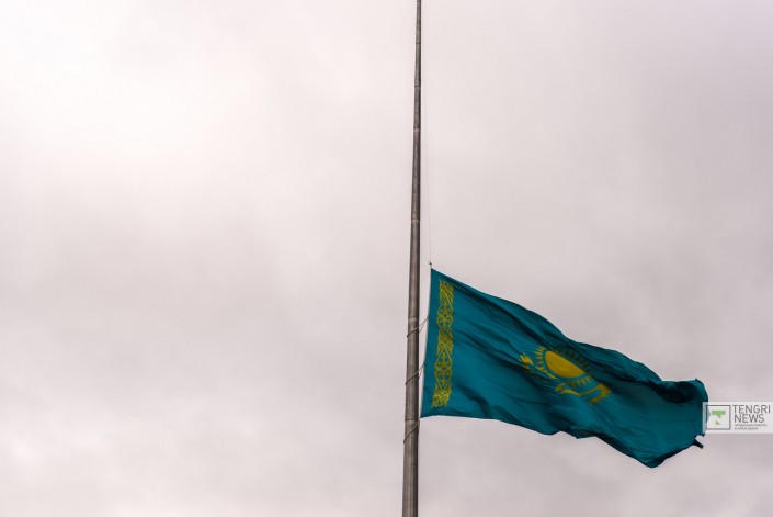 На сколько приспускают флаги при трауре. Приспущенный флаг Республики Казахстан. Приспущенный флаг. Флаг Актобе. Флаг в дни траура.