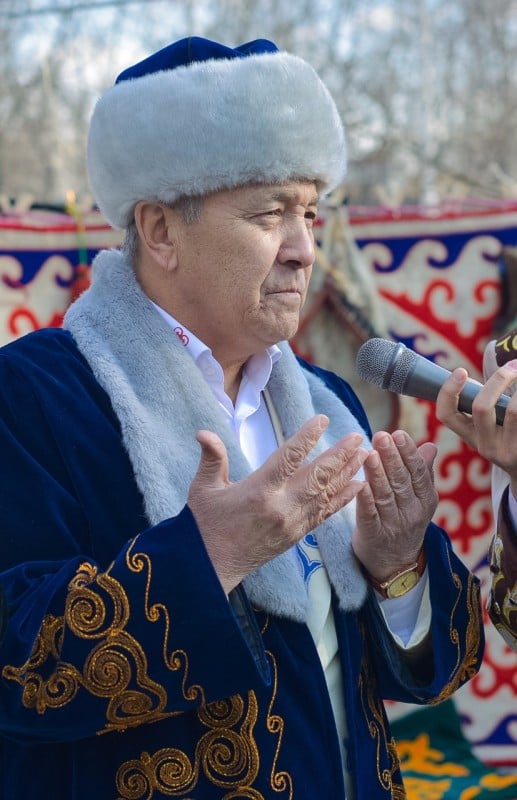 Слово чапать. Чапане. В чапане актер. Виды Чапанов. Эдуард Кубатов в чапане.