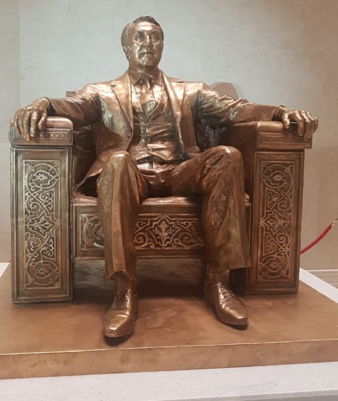 В Национальном музее Астаны появилась скульптура Назарбаева 
