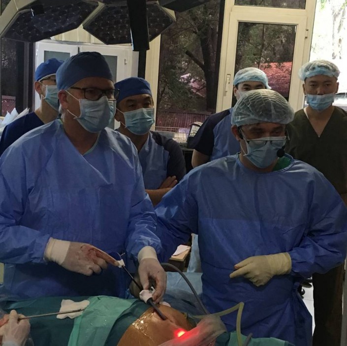 Казахстанские хирурги удалили щитовидку без разрезов