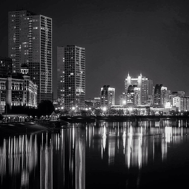 Фото города в черно белом стиле