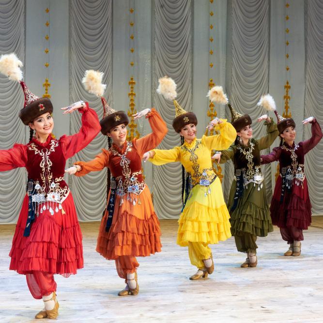 Казахский национальный танец. Ансамбль Шалкыма. Казахский танцевальный костюм. Казахские костюмы танцевальные национальные для девочек. Казахский национальный ансамбль.