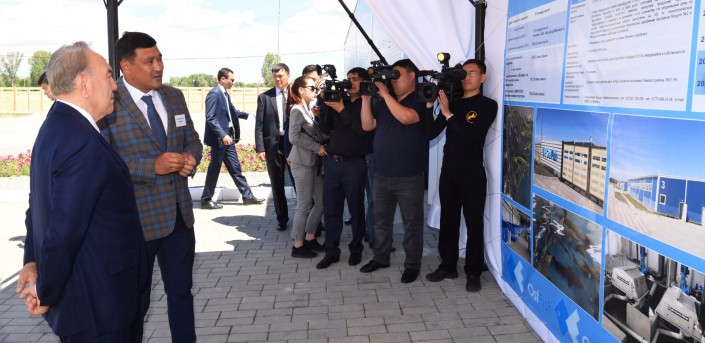 Нурсултан Назарбаев посетил завод по производству икры в ВКО