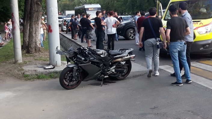Мотоциклист перелетел через крышу авто после столкновения в Алматы