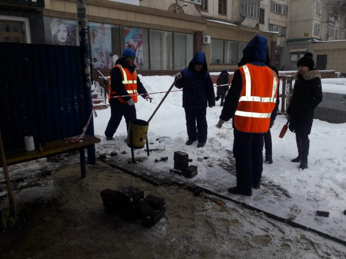 Укладка брусчатки в снегопад возмутила жителей Уральска (фото,видео)