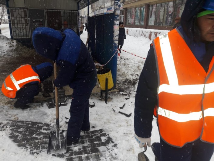 Укладка брусчатки в снегопад возмутила жителей Уральска (фото,видео)