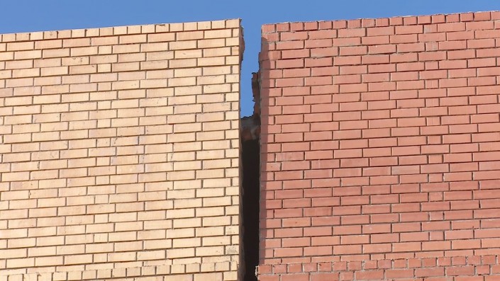 Причину гигантской трещины в новостройке Костаная объяснили строители 
