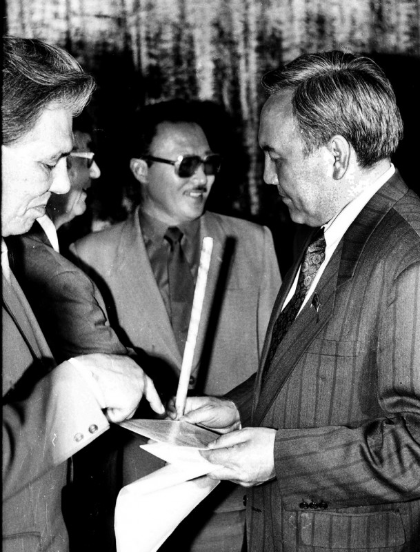 Появились редкие фото Назарбаева: Хроника визита в Мангистау в 90-х