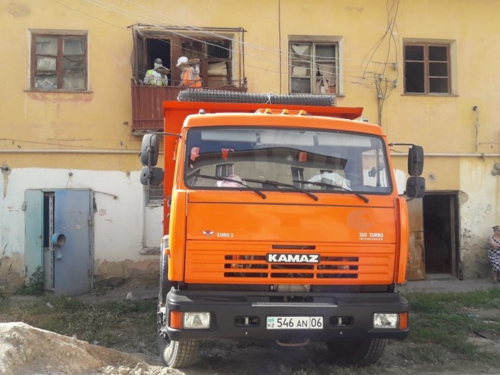 Женщина 20 лет копила мусор в квартире в Атырау: его вывозили три КамАЗа