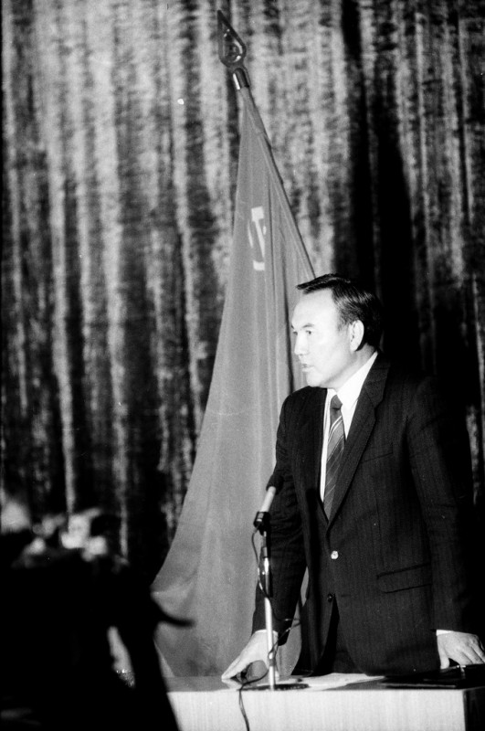 Появились редкие фото Назарбаева: Хроника визита в Мангистау в 90-х