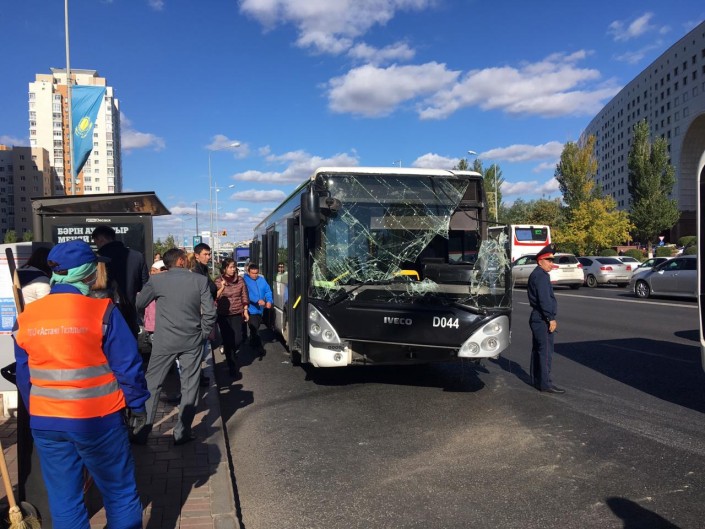 Какие автобусы останавливаются на остановке поликлиника