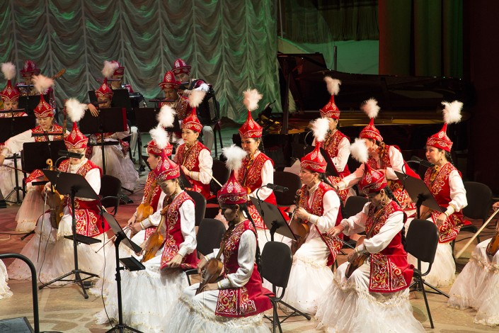Казахская музыка веселая. Казахстан музыкальное искусство. Казахская музыкальная культура. Казахское музыкальное искусство. Концерт в Казахстанской степи.