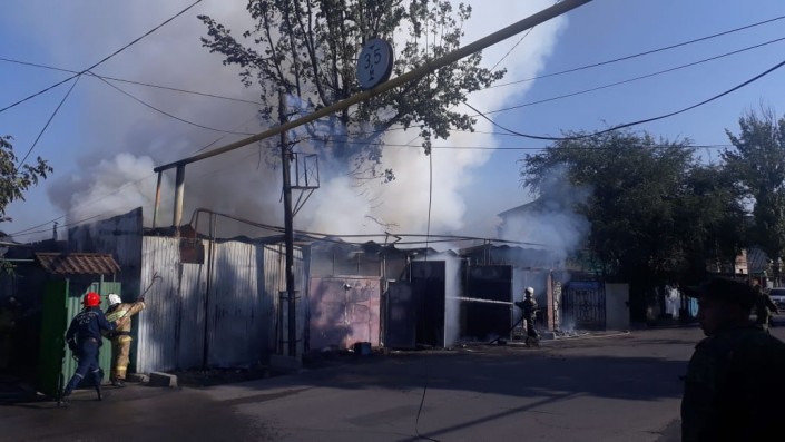 Сильный пожар начался в Алматы