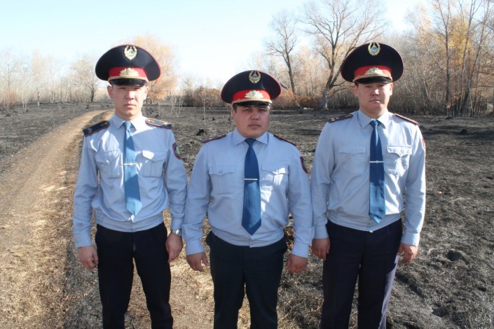 Полицейский спас четверых из лесного пожара в Павлодарской области