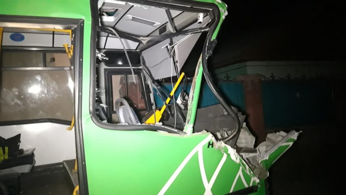 Автобус врезался в припаркованный манипулятор в Алматы