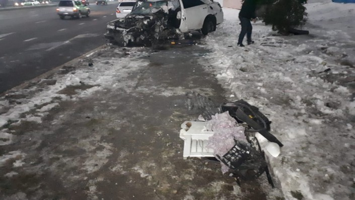 Водитель Toyota Camry чудом выжил в страшном ДТП в Алматы 