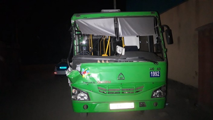 Автобус врезался в припаркованный манипулятор в Алматы