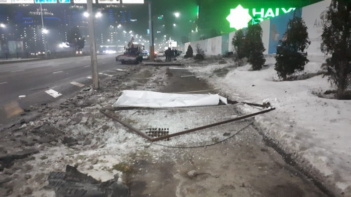 Водитель Toyota Camry чудом выжил в страшном ДТП в Алматы 