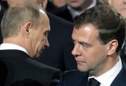 Позиции Путина и Медведева упали до исторического минимума