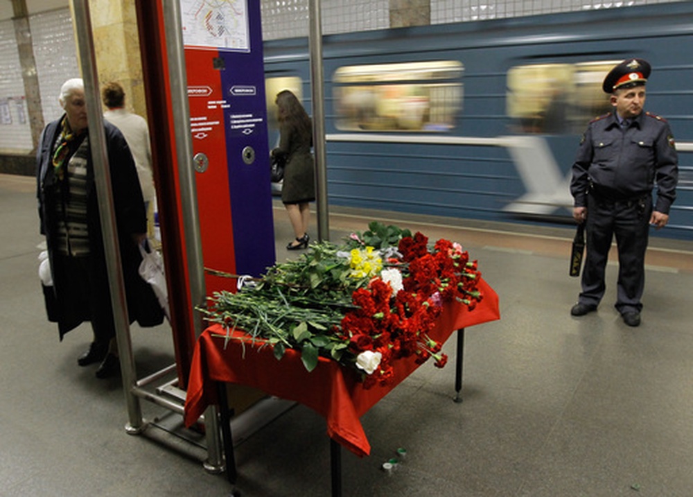 Цветы в память жертв теракта в московском метро на станции "Парк Культуры". Фото РИА Новости©