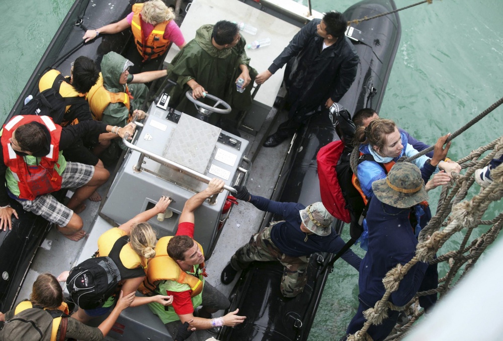 Эвакуация туристов в Таиланде. Фото REUTERS/Stringer Thailand©