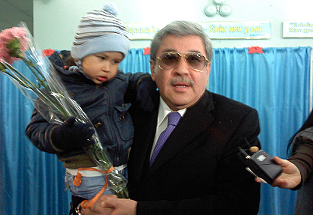 Гани Касымов с внуком. Фото Tengrinews.kz