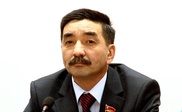 Ахметбеков раздал календари с автографами проголосовавшим за него избирателям 