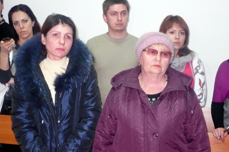 Мама и бабушка Даши Рыбкиной в суде. Фото tengrinews.kz