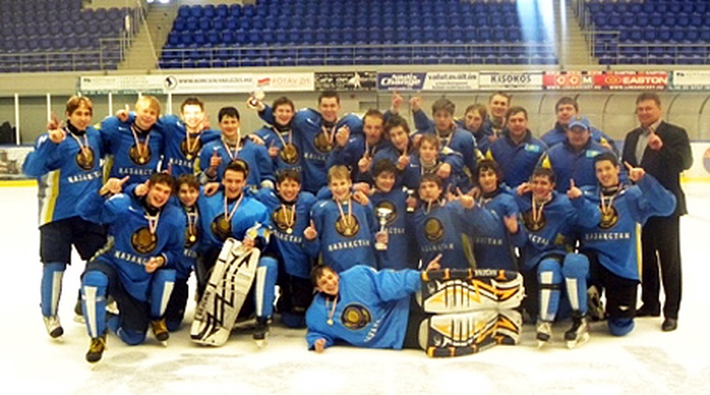 Сборная Казахстана (U-16) - победители международного турнира в Венгрии 2011 European Golden Puck U-17. Фото с сайта satpaevhockey.kz