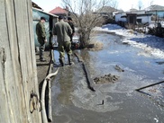 Под Уральском из-за паводка затоплены сотни домов