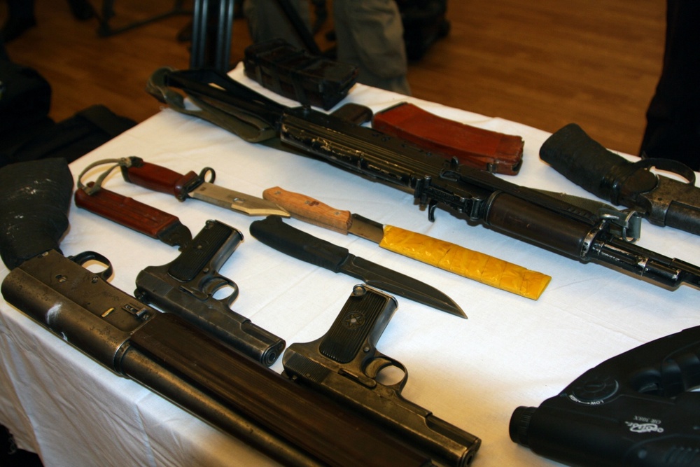 Оружие, изъятое у бандитов в результате спецоперации. Фото Роза Есенкулова©