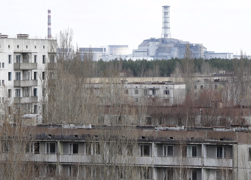 Город-призрак Припять на фоне Чернобыльской АЭС. Фото REUTERS/Gleb Garanich©