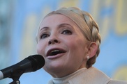 Тимошенко принесла следователю в прокуратуру пасхальные куличи