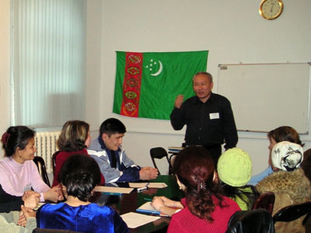 Бегдесенов ведет семинар по образованию. Фото с сайта chrono-tm.org