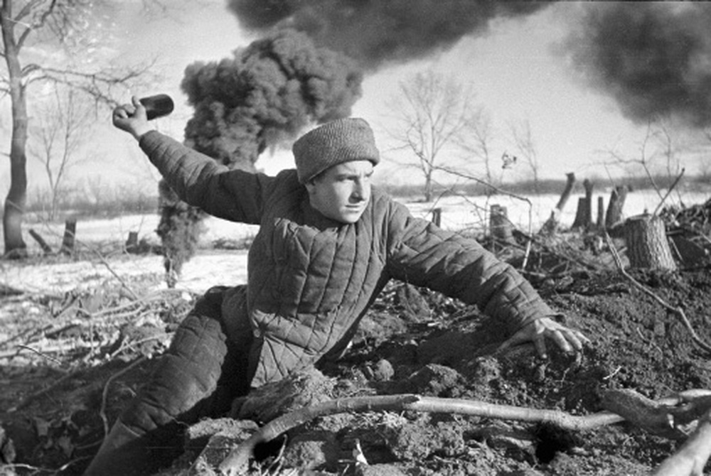 Боец готовится бросить гранату. Фото РИА Новости©