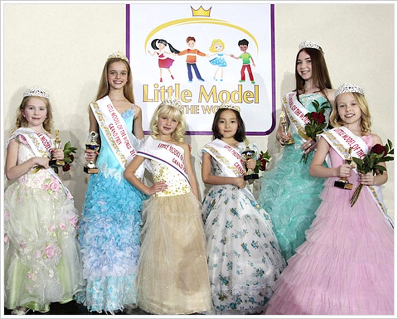 Мерей Батырханова (третья справа) Фото с сайта pageants.ru