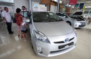 ФОТО: Гибрид Toyota Prius V вышел на рынок Японии
