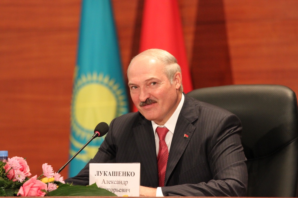 Лукашенко пригласил казахстанскую студентку в Беларусь