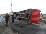 На трассе Алматы - Екатеринбург перевернулся и заблокировал дорогу грузовик