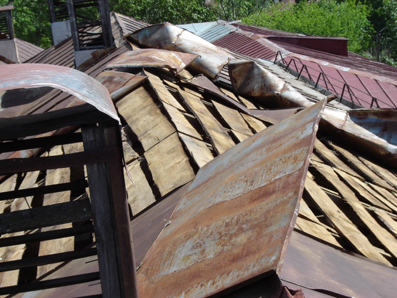 Ветер снес крышу школы. Фото с сайта nnm.ru