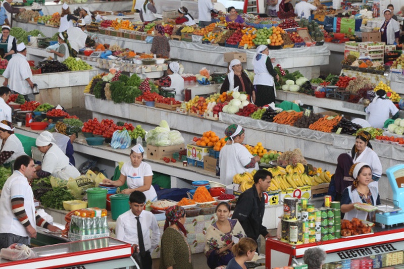 Продажа овощей на рынке. ©РИА НОВОСТИ