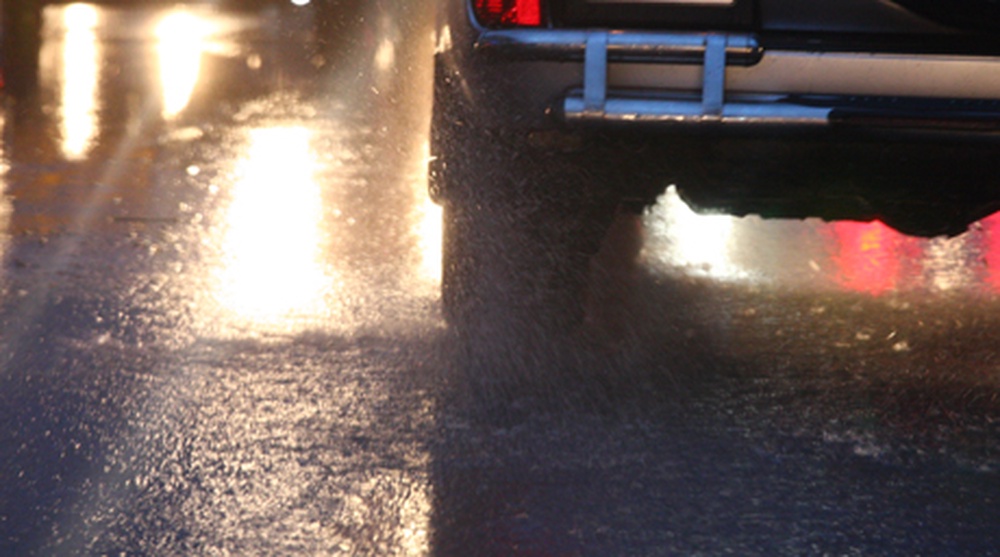 Машина рассекает волны дождевой воды. ©Владимир Дмитриев