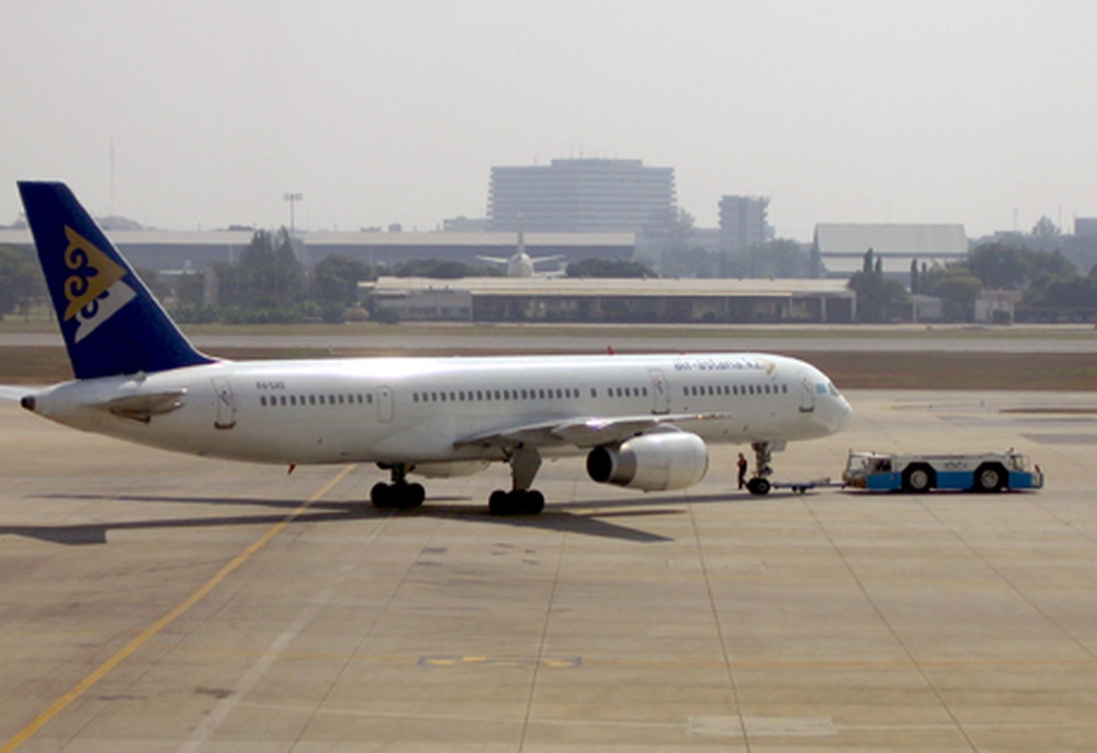 Буксировка самолета авиакомпании «Эйр Астана». Фото с сайта wikipedia.org