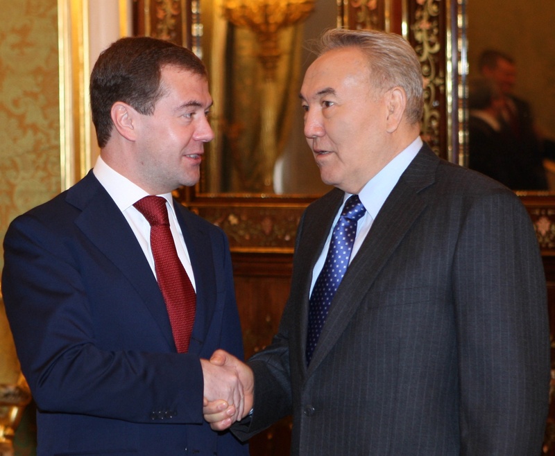 Президент Казахстана Нурсултан Назарбаев и Президент России Дмитрий Медведев (слева). Фото с сайта akorda.kz